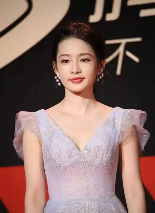 李沁身穿抹胸裙,扎着简单的发髻,展现出完美的身材,非常有魅力!