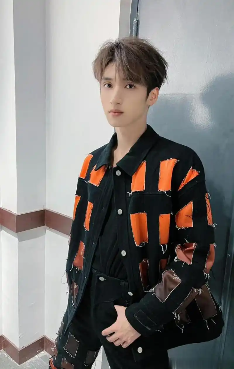 严浩翔分享拍立得随拍~帅气小严上线,各种拍照姿势好可爱,一大早就被