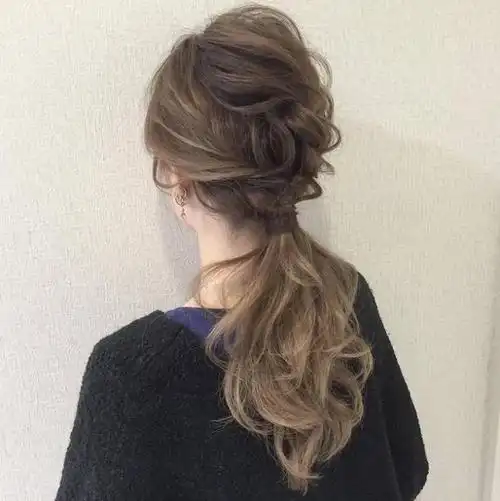 烫发怎么扎年轻