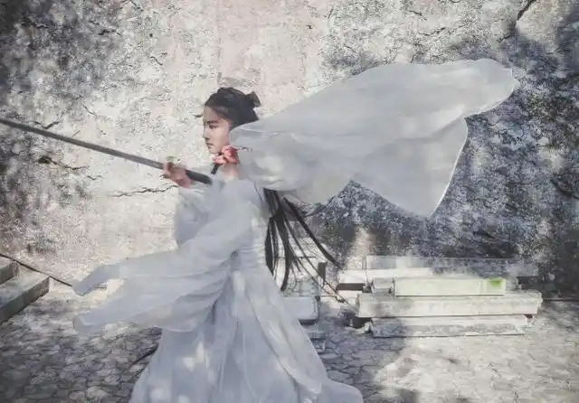 刘亦菲小龙女白衣舞剑旧照