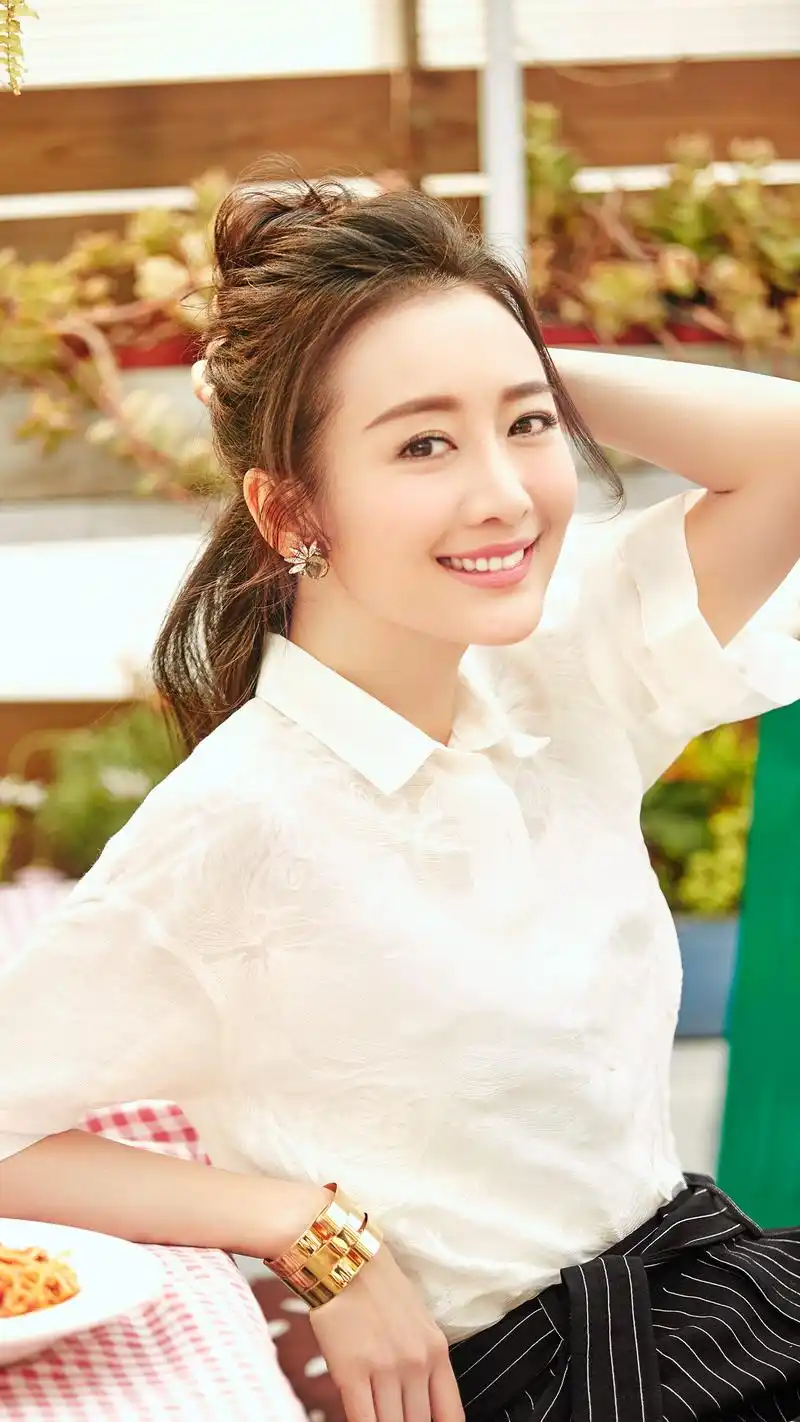 3岁遭父母抛弃,在邻居家长大,如今逆袭成巨星却还是孤身一人!_王鸥