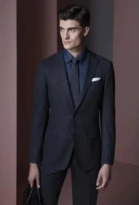 大学生求职时 应该穿什么样的西装呢