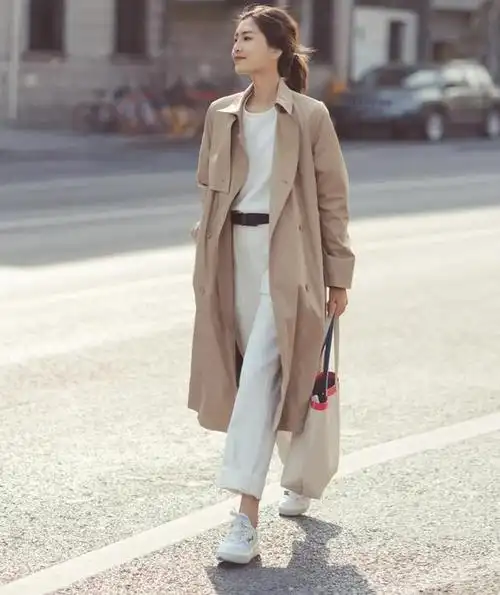 杨颖穿火了一种搭配,叫"风衣 运动鞋",时髦休闲又舒适!