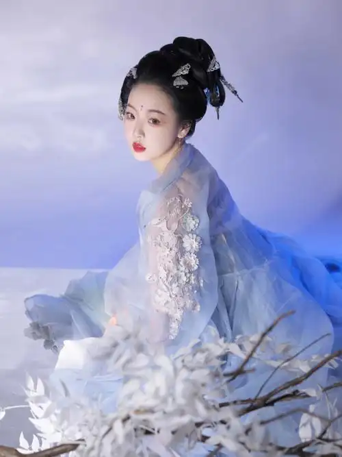 在盘子女人坊完成了自己的古装梦