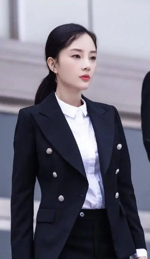 从剧照上看是已经赢了,剧中饰演律师的她身穿黑色的职业套装,真的是被