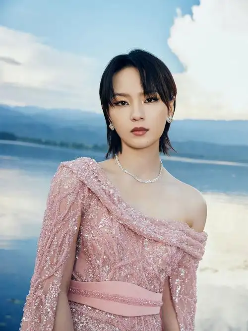 周笔畅裸粉look拍央视中秋晚会写真 抬玉手捏披风气场超飒_高清图集