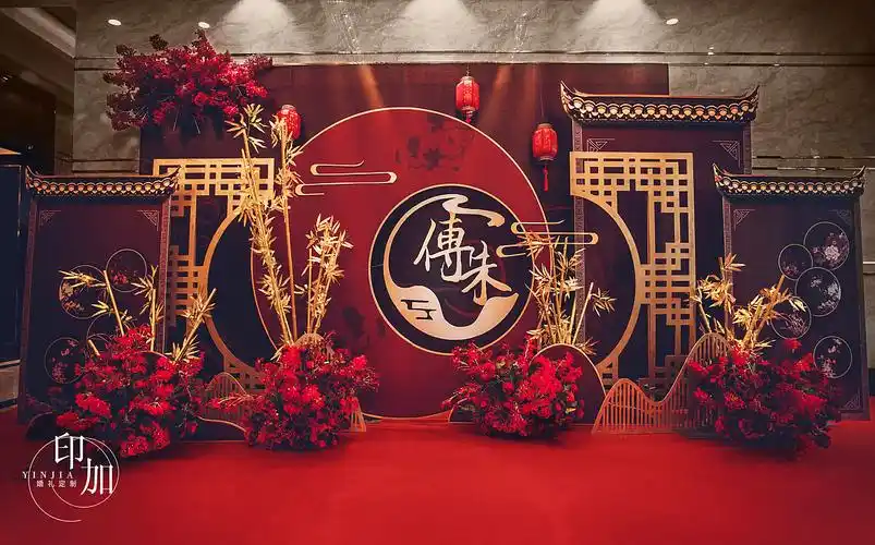 凤冠霞帔新中式婚礼舞台吊顶