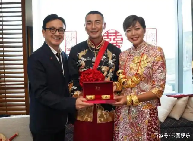 夫妻俩先是按照传统习俗,穿上了中式服装.