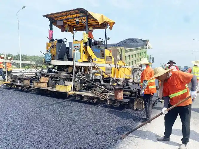 沥青摊铺要趁热165他们迎热而上