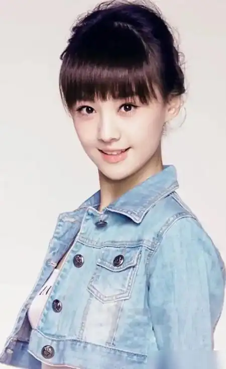 郑爽10年前出道"原装脸"曝光,五官不精致,却有一种独特美感