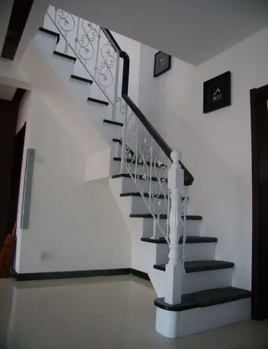 扶手楼梯铁混合黑白相配.