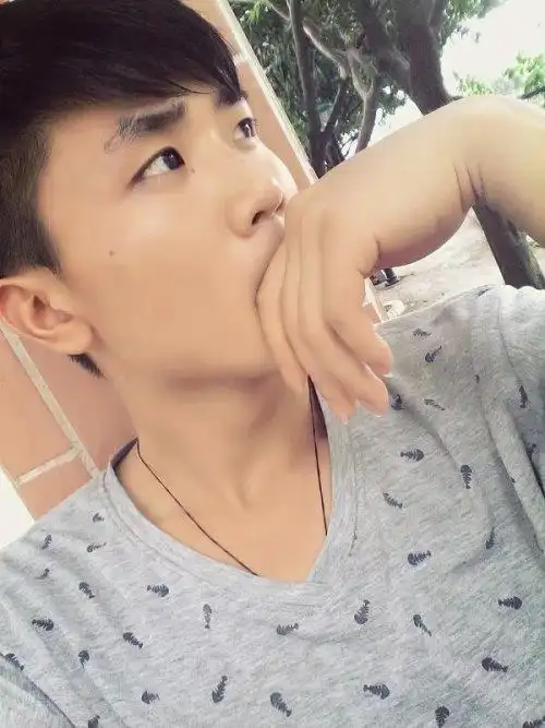 求一个帅哥的多张生活照给相册传,亲们有吗?