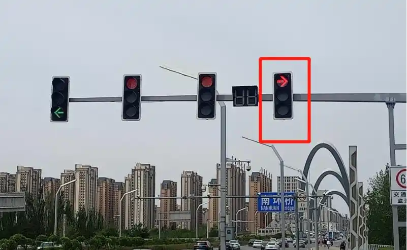 灯当右转方向指示信号灯显示红色时右转车辆禁止通行当右转方向指示