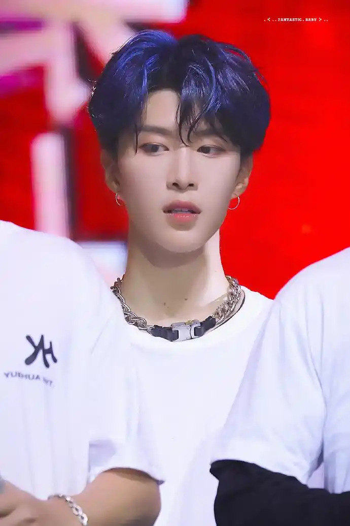 乐华家族演唱会精彩上演 蓝发范丞丞惊艳全场