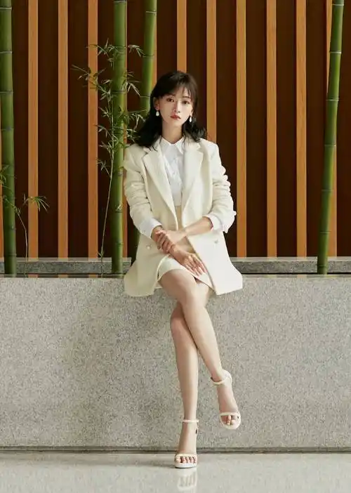 吴谨言晒照营业锁骨发配刘海气质慵懒涂红唇造型妩媚认不出