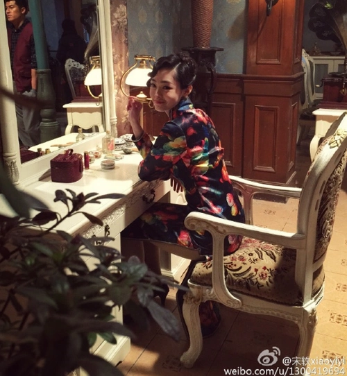 2015年8月,与胡歌,靳东,王凯合作出演谍战悬疑剧《伪装者》,因在剧中