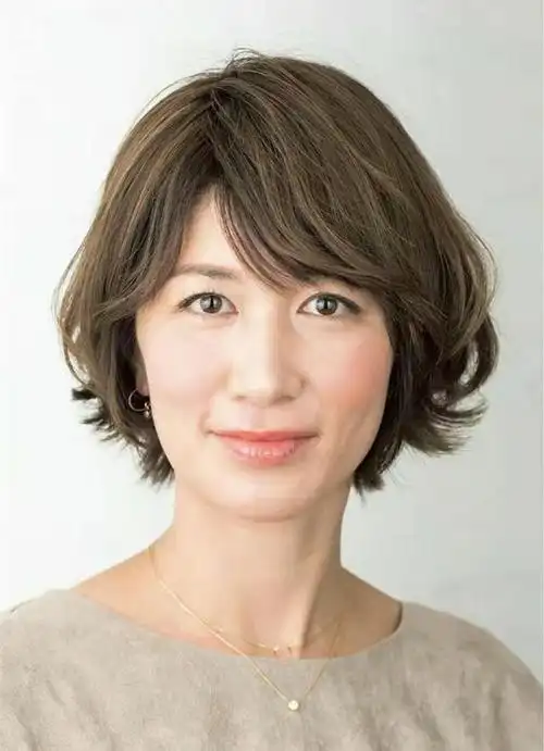 50岁女人,要烫发就选这4种发型,洋气减龄显气质,好看好打理