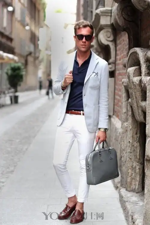 可以在白衬衫 白裤子的基础上,搭配深色系的外套,来让整体look摆脱