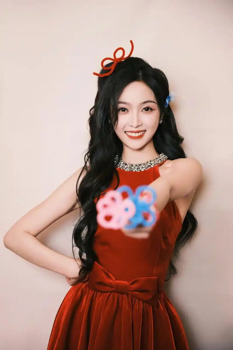 吴宣仪:演艺界璀璨新星,多元才华引领市场新潮流 吴宣仪,一位在演艺界