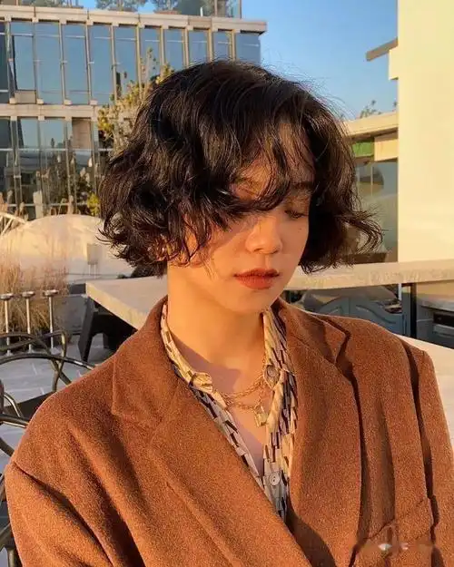 2021流行港风短发烫够美吗