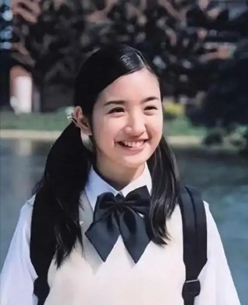 陈加恩拍摄以"初心"为主题的2024年周子年历,正式曝光照片,林依晨的