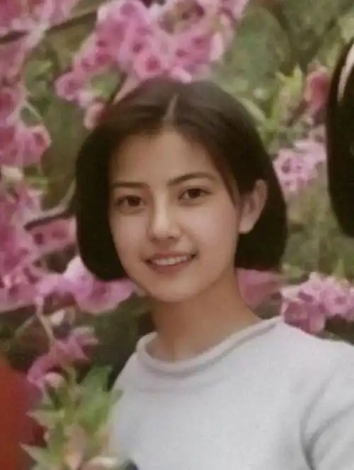 高圆圆高中照片曝光,满脸胶原蛋白尽显青涩,网友:怎么这么美