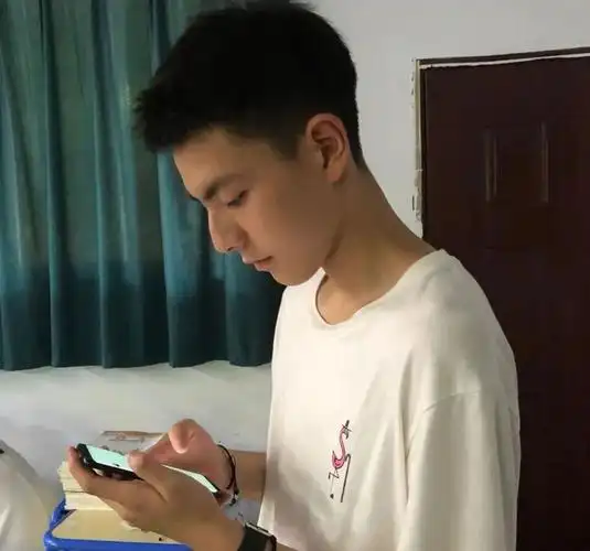 重庆涪陵五中17岁的高三男生因长太帅火了