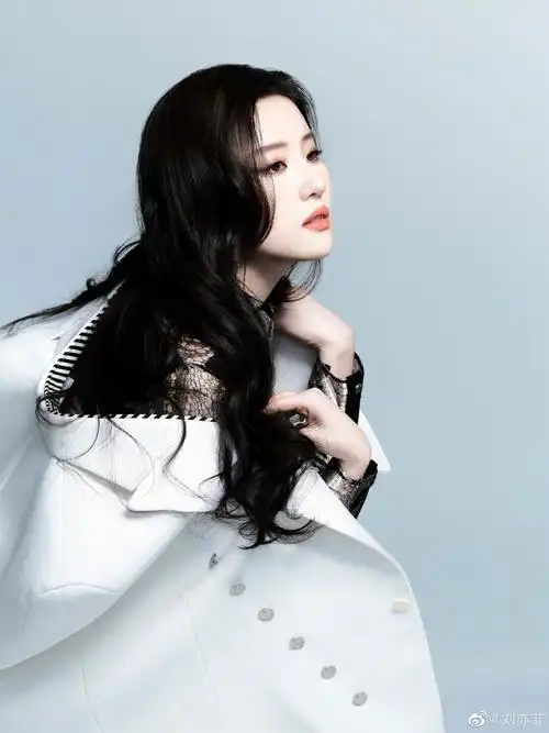 刘亦菲黑白风格写真美照 穿蕾丝上衣成熟妩媚 - cnbeta.com 移动版