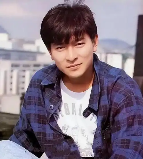 6岁爱上刘德华,自称为其单身29年的敖艳红,后来过的如何?