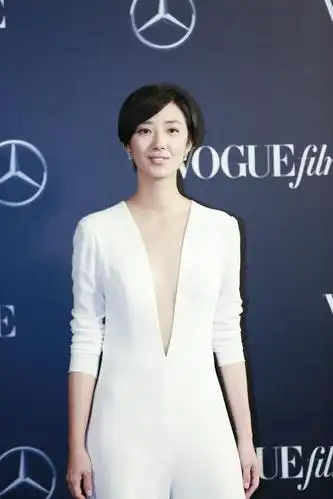 桂纶镁的短发搭配上深v领连体裤,刚柔并济,从容又有风情