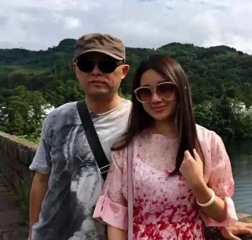 一天夜里,孟非醒来发现妻子李雪正在偷偷翻他手机,于是假装睡着,第二