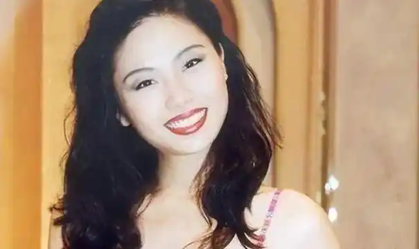 多演性感尤物的她,没想到演大嫂毫无违和感.