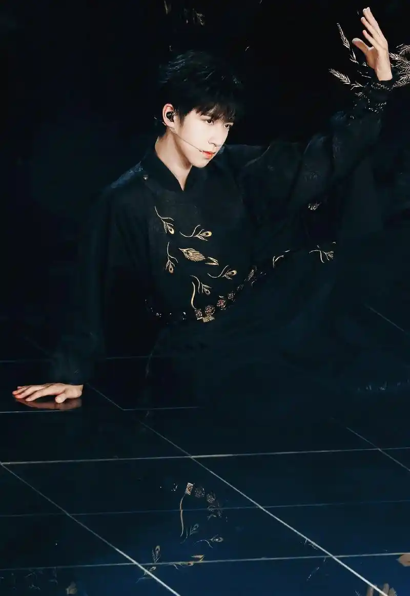 贺峻霖古风图片:谦谦君子,温润如玉