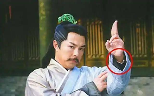 影视剧中那些让人尴尬的穿帮镜头 简直哭笑不得