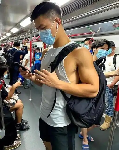 第三位看样子是刚健身或者运动完的小哥哥,从进公交车到离开公交车都