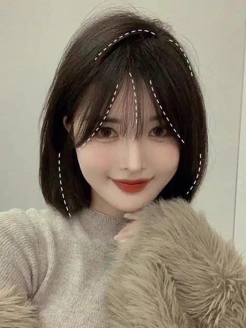 初恋刘海修饰发际线宽额头,脸型显小,减龄~的发型简约高级