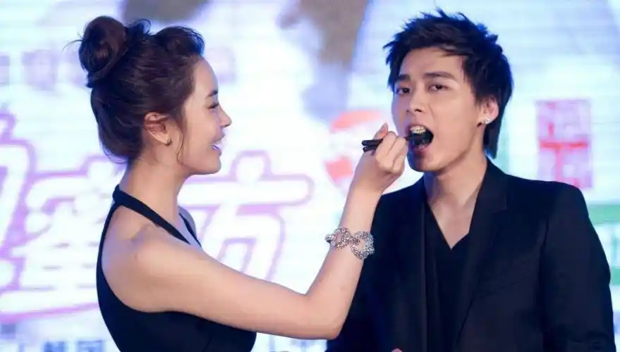 曾是李易峰女友,资源大好,如今被邀网络卖货_辛巴_明星_活动