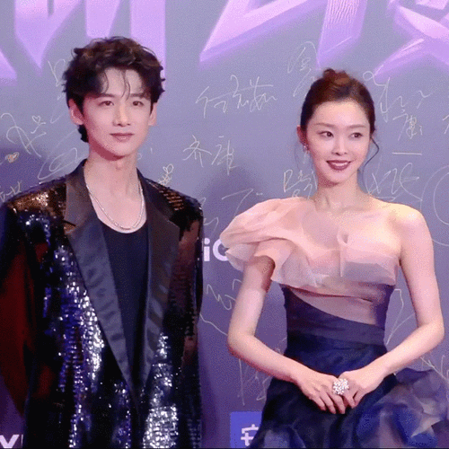 胡歌在"朝鲜",和宋轶一起担任主持人,两人都穿喜庆的红色衣服