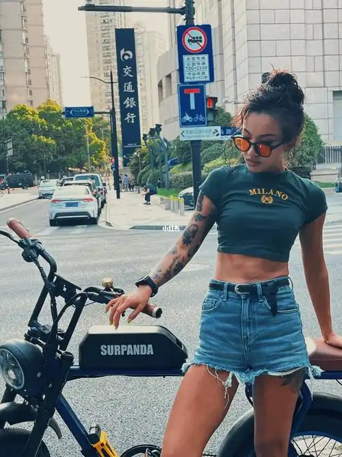 马甲线当然要露出来不然健身干嘛71