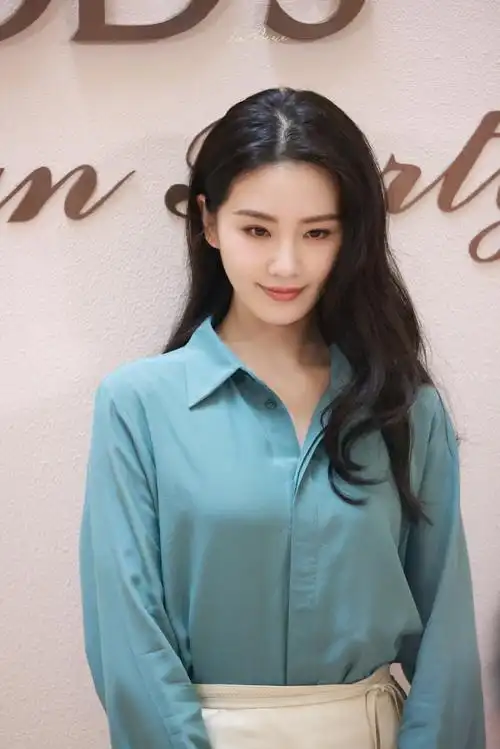 刘诗诗今日份活动造型是蓝衬衫 白色前开叉裙造型,再搭配微卷发,美丽