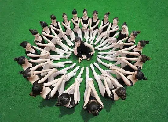 毕业集体照pose,这姿势简直太美了-搜狐