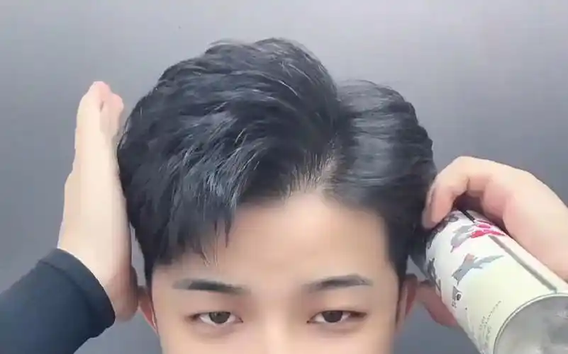 男生高额头,吹不蓬松的,可以尝试这款三七分侧背发型打理技巧