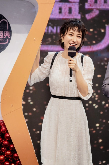 吴昕真会装嫩!超短发搭配白色连衣裙拍时尚大片,看着不像37岁