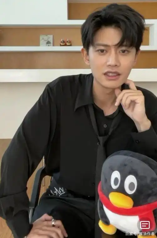 腾讯直播:终于找到任嘉伦不发自拍的理由,看起来很是敷衍