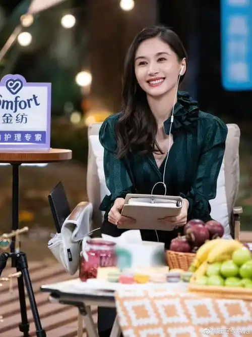 不需要在妆容和发型上过多去打点,像王子文这般裸妆造型就非常好看