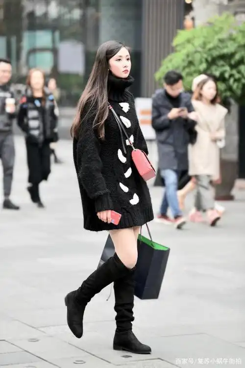 街拍:过膝靴塑造迷人大长腿,显高又显瘦,做楚楚动人的女神