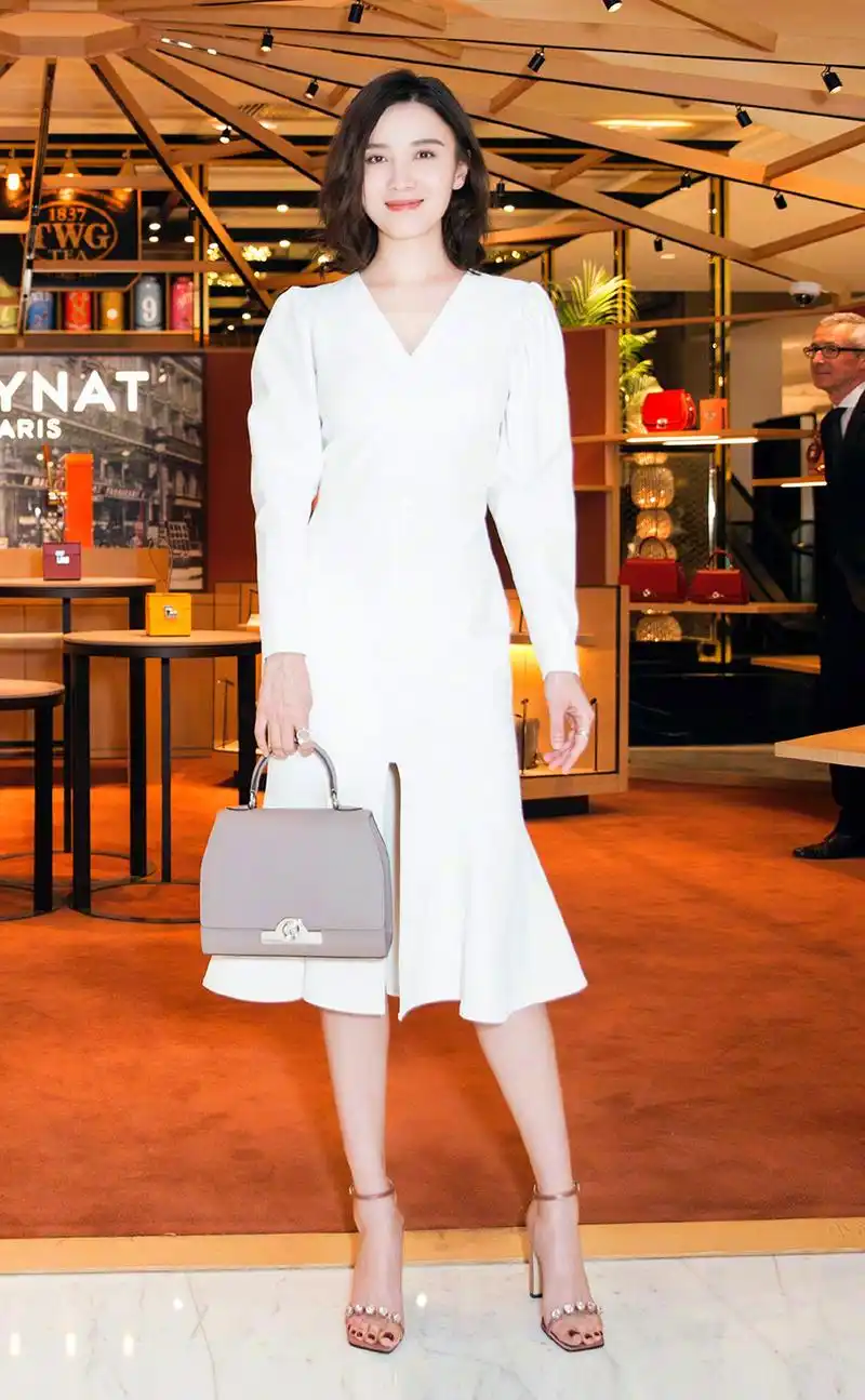 宋佳晒美照穿连衣裙搭配优雅高跟鞋,网友:脚太美了让人受不了