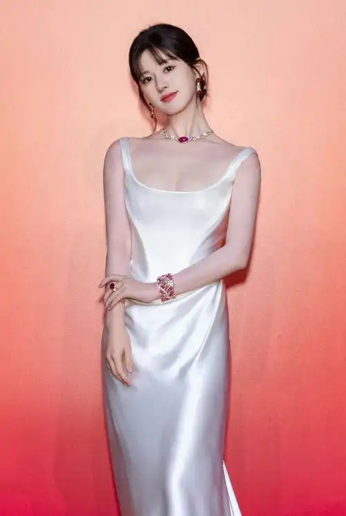 被赵露思美到了!穿抹胸婚纱裙艳压群芳,曼妙身姿楚楚动人