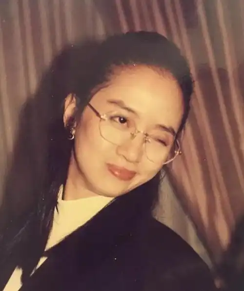 梅艳芳生前拍照姿势图1搞怪图2一般人模仿不来图4暴露本性