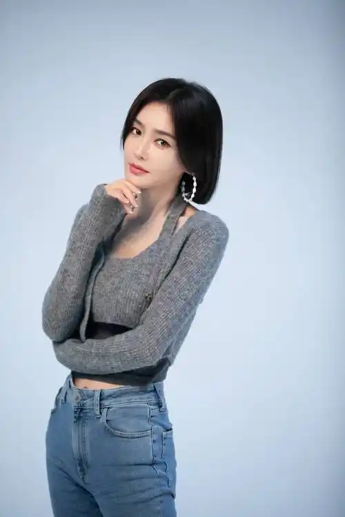 "开衫 牛仔裤"真的很适合中年女人:瞧44岁的秦岚这样穿多美